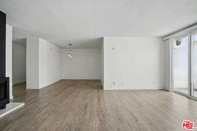 Building Photo - 930 3rd St