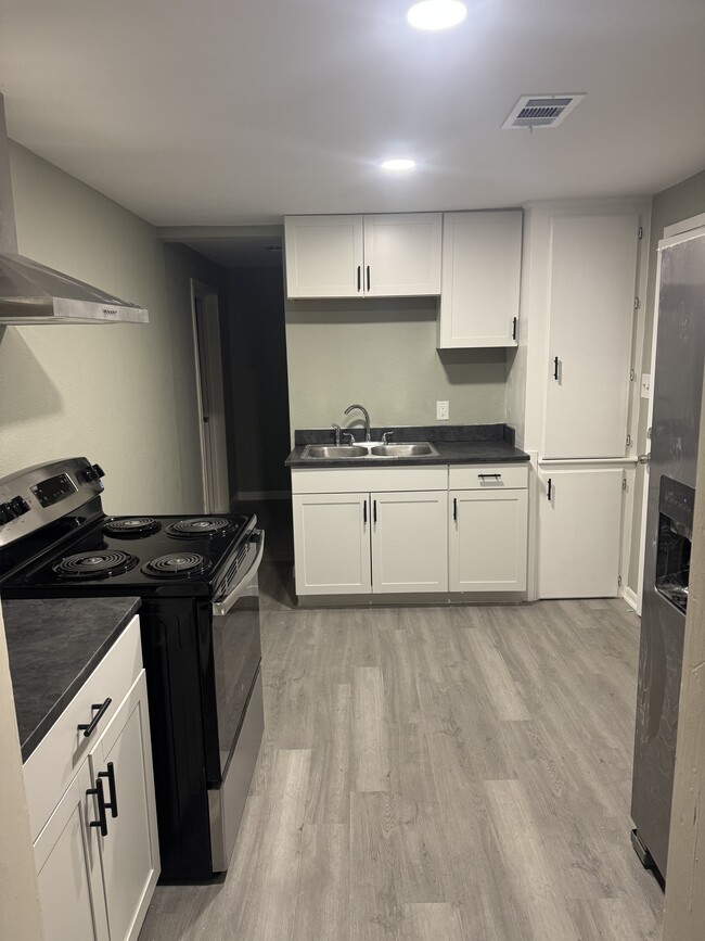 Building Photo - 105 N Avenue D