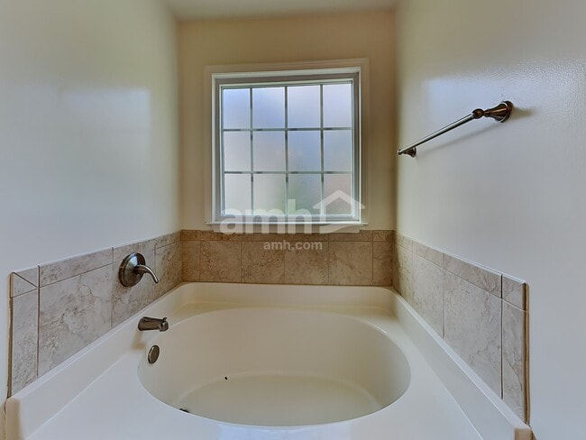 Building Photo - 706 Walnut Crossing Dr
