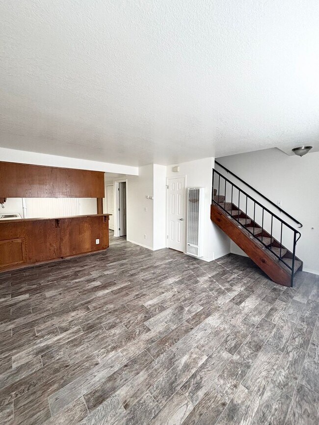 Building Photo - W807