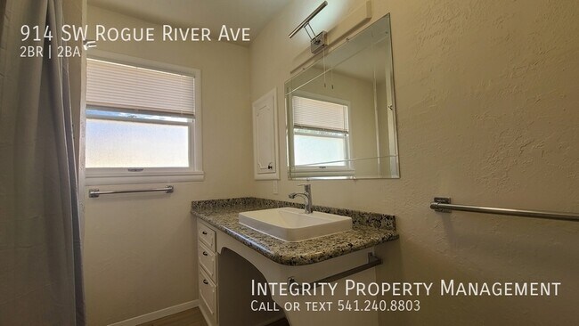 Building Photo - 914 SW Rogue River Ave