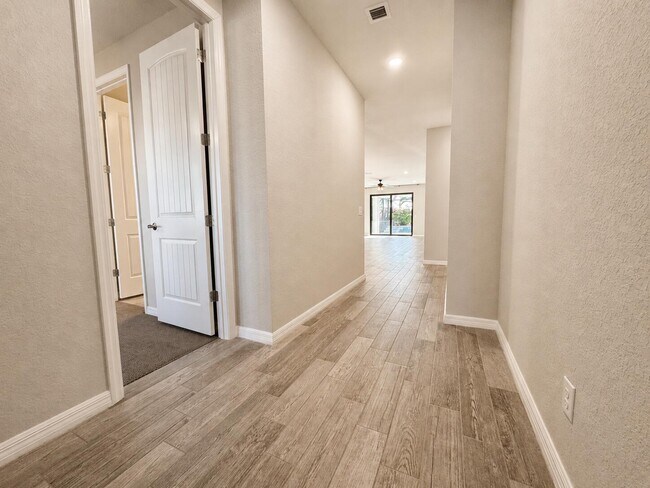 Building Photo - 348 SE Courances Dr