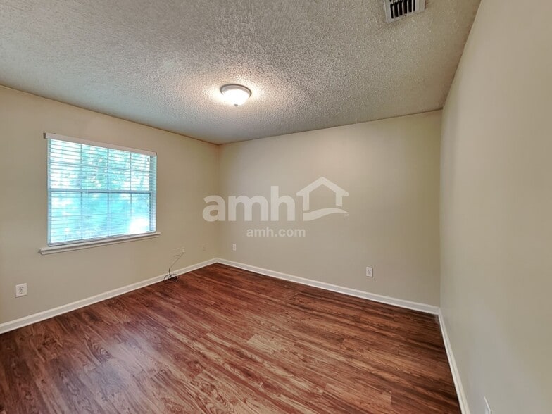 Building Photo - 2175 Hovington Cir E