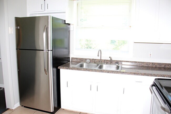 Building Photo - Rivergate Mall!! 3 Bedrooms / 1 Bathroom Renovated!