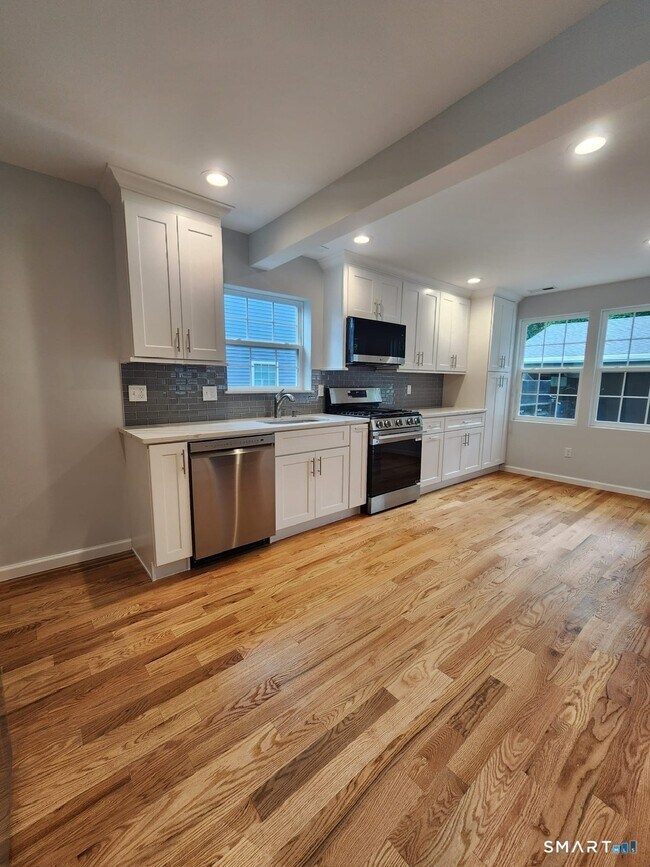 Building Photo - 44 Rosewood Ave