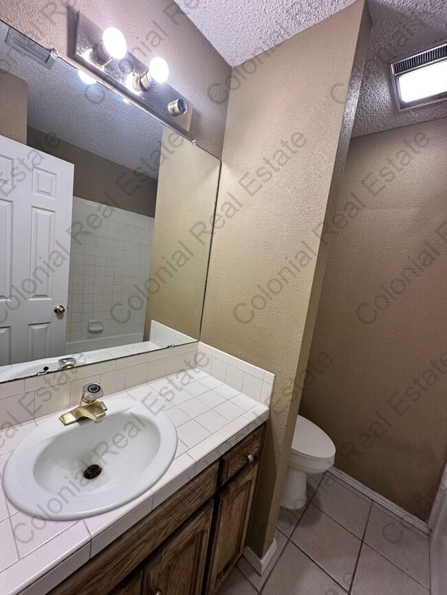 Building Photo - Spacious 2 Bed 2 Bath Duplex, washer/dryer...