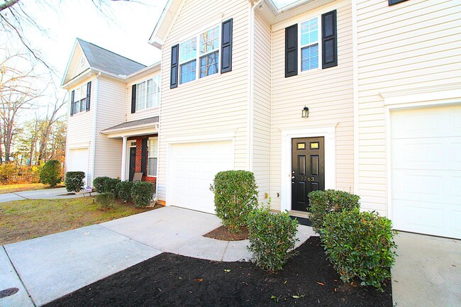 Building Photo - Move-in Ready Townhome!!