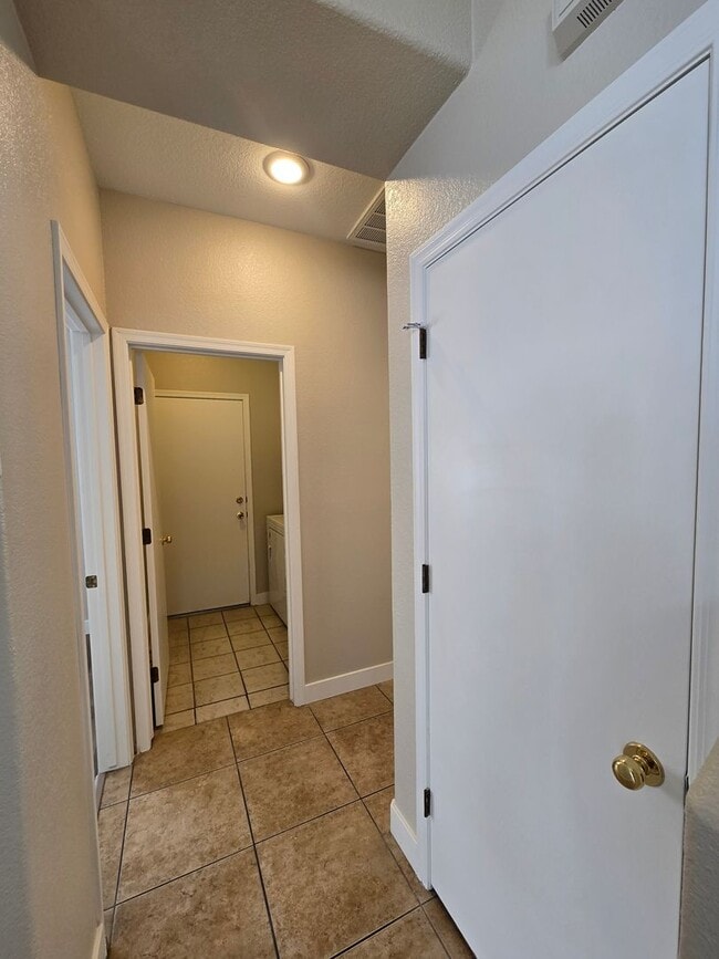 Building Photo - A Fabulous 5 Bedroom Home with 1 Bedroom and 3/4 Bathroom downstairs