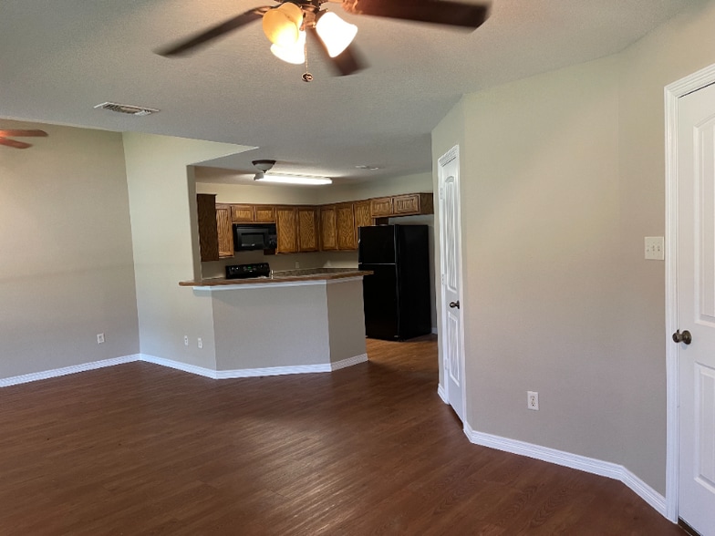 Building Photo - 600 Hilltop Dr