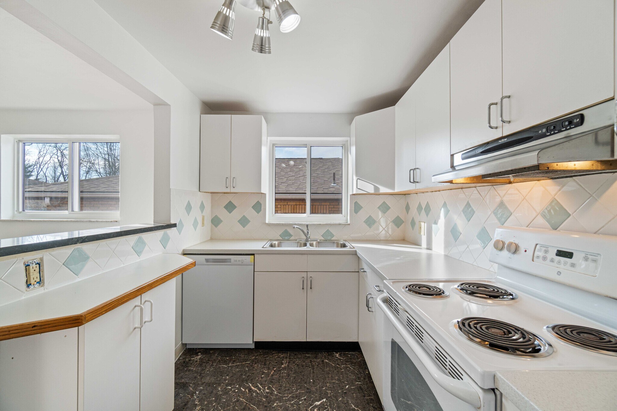 Building Photo - 6569 Rosemoor St