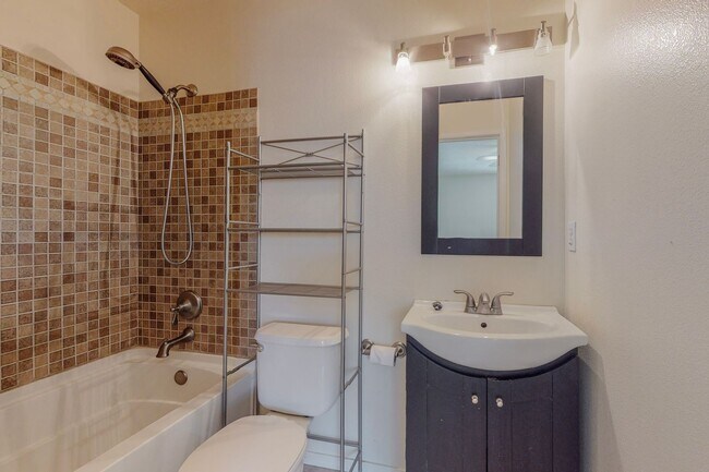 Building Photo - WESTSIDE HOME 3 Bedroom 2 Bath With 2 car garage