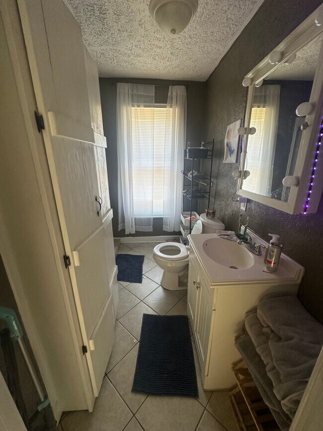 Building Photo - 670 Willey St