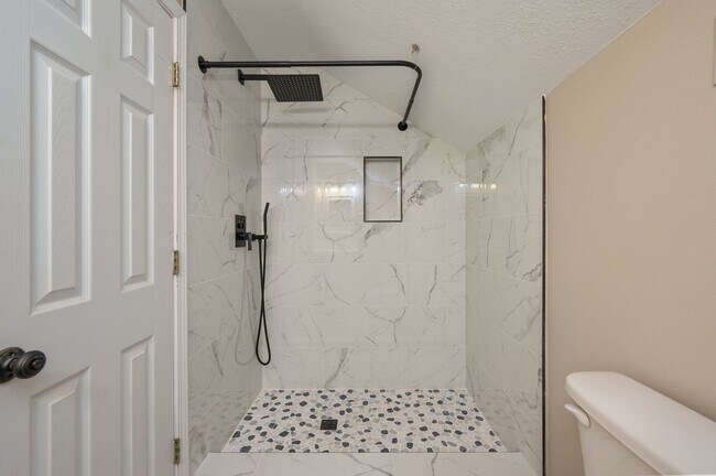 Building Photo - Completely Renovated Home in Niceville!