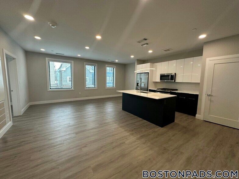 Building Photo - 656 Saratoga St