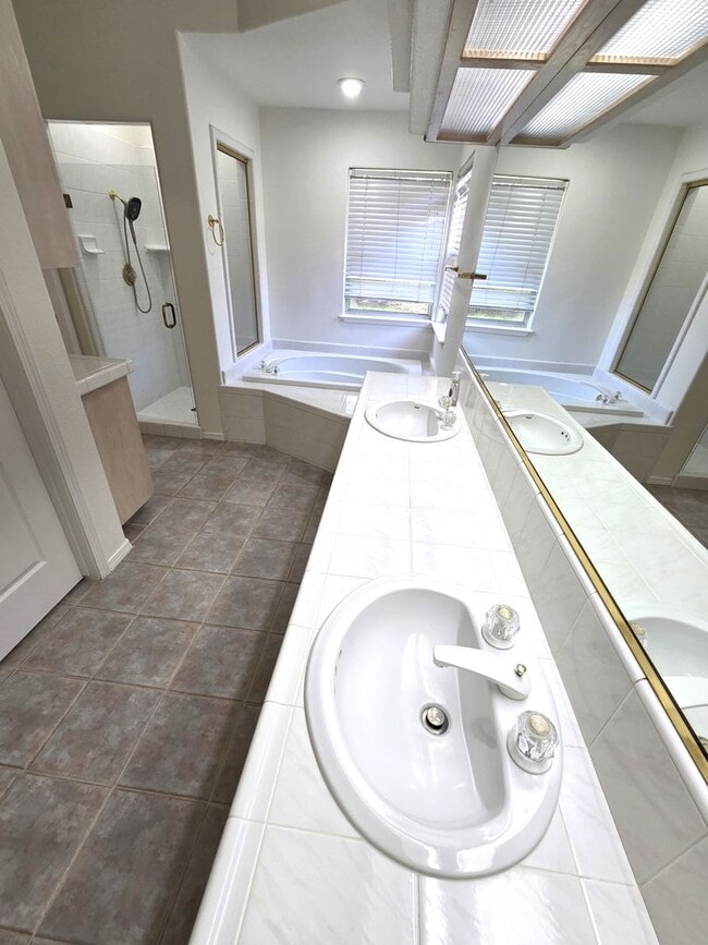 Building Photo - Beautiful 4 Bedroom 2 Bath Home
