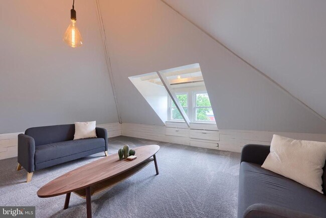 Building Photo - 136 E Harrisburg Ave