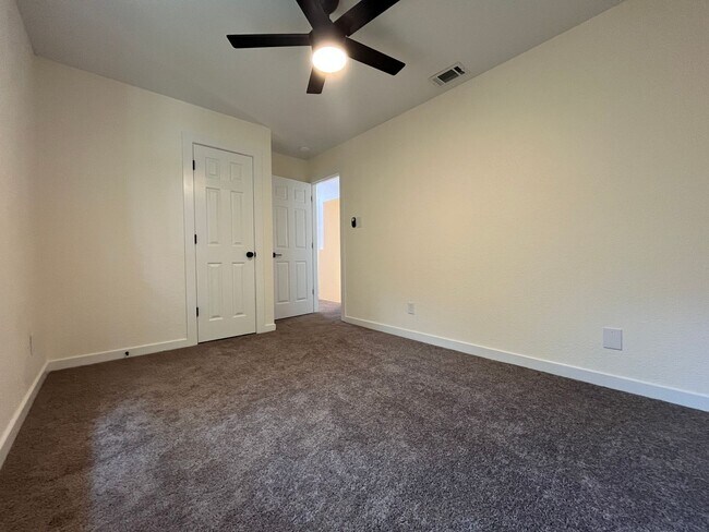 Building Photo - JUST RENOVATED 4/2.5 IN GREAT LEANDER LOCA...