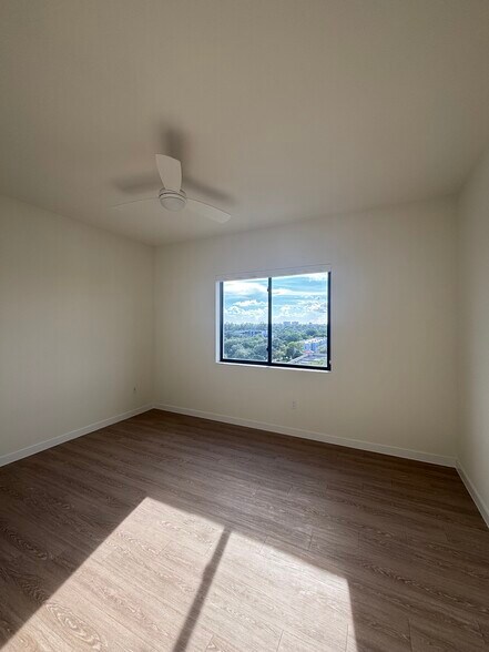 Building Photo - 19550 NE 26th Ave