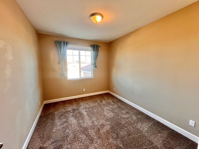 Building Photo - Beautiful 5 bed 3 1/2 bath with SOLAR! Great location!