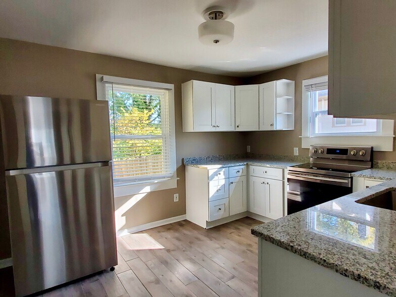 Kitchen - 2529 Charlotte St