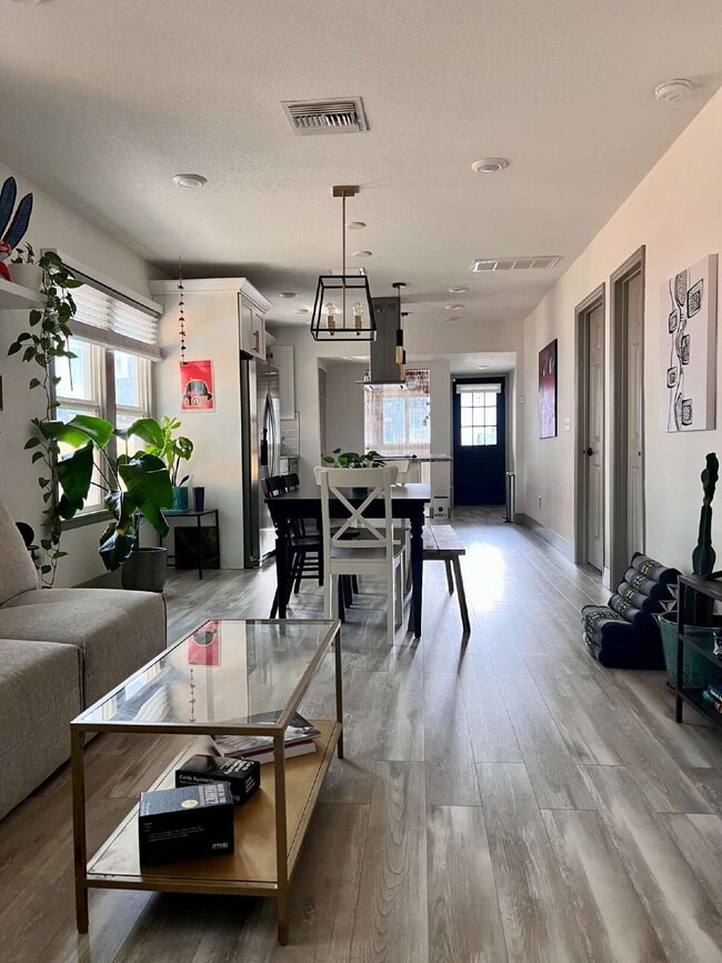 Building Photo - "Charming 2-Bed, 2-Bath Gem in the Heart of St. Petersburg – 1100 Sq. Ft. of Comfort!"