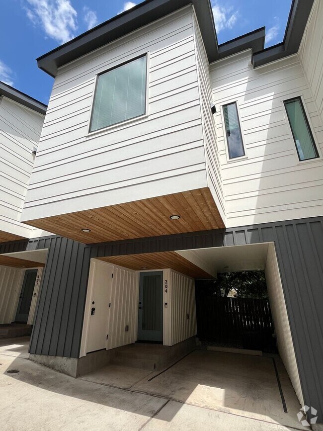 Building Photo - Great Studio Close to Downtown