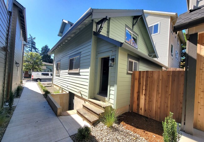 Building Photo - Sellwood Delight: Charming Two-Story 3BD/2...