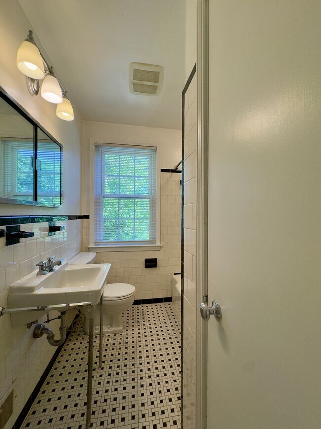 Building Photo - Charming 3 Bedroom/1 Bathroom Townhome in Rodgers Forge Neighborhood, MD!