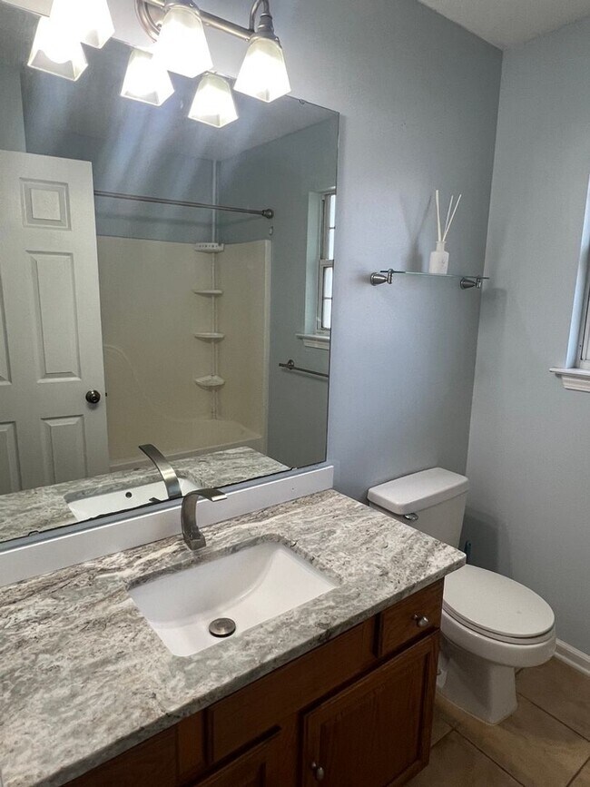 Building Photo - 3BR/2BA Available Immediately