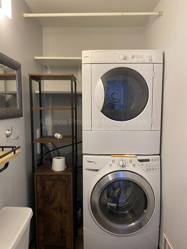 Building Photo - 2605 Lark Dr