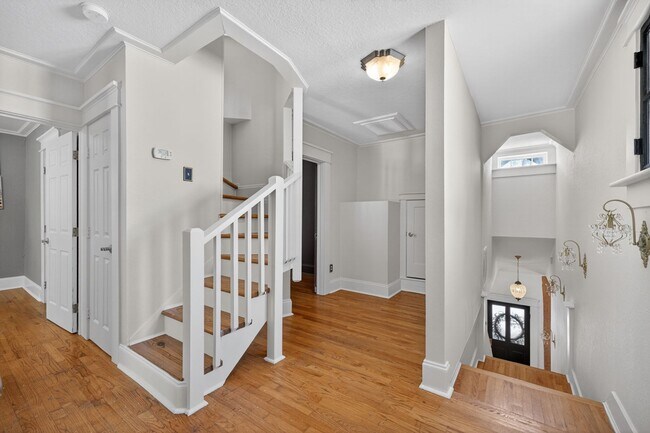 Building Photo - Stunning 4-bedroom home in Tampa! (Bonus room)