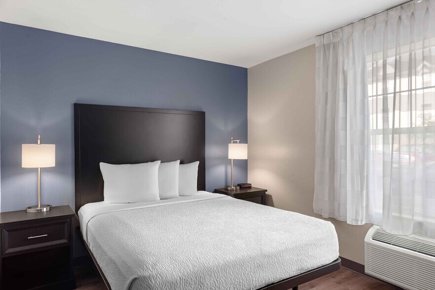 Building Photo - Furnished Studio-Fenton