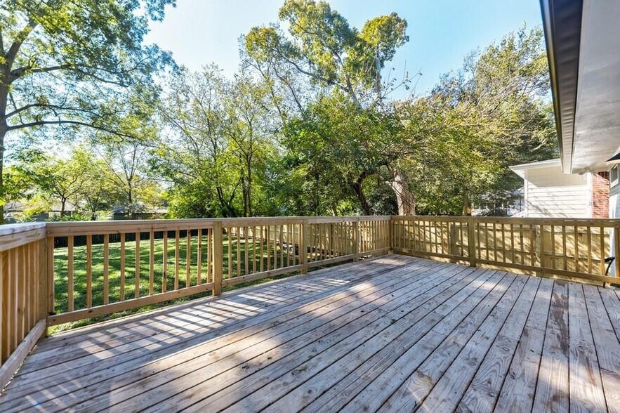 Extra large back Deck - 728 Pearce St SW