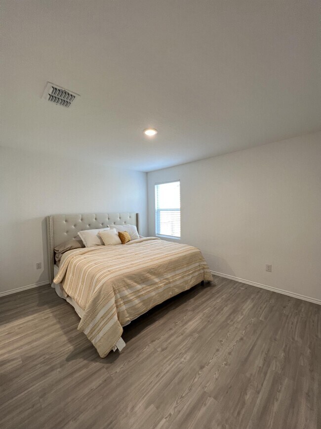 Building Photo - 8523 Grosbeak Cv