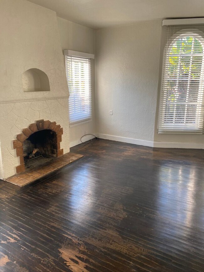 Building Photo - Charming Mediterranean Circa 1937 House