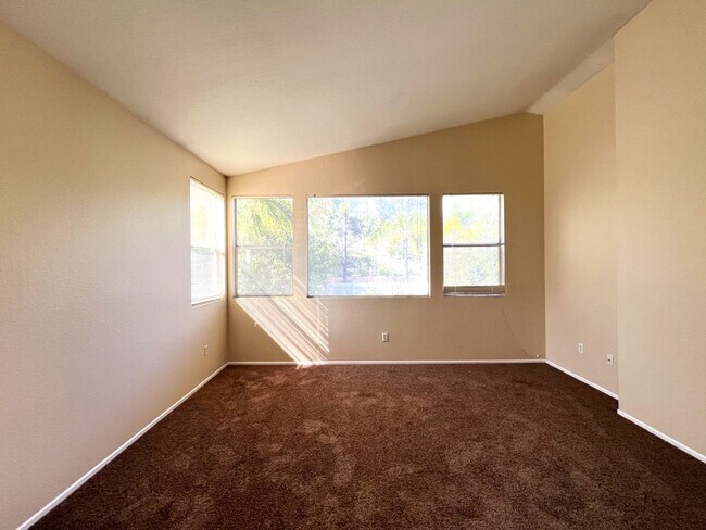 Building Photo - 4 bed, 3 bath located in Corona, CA!