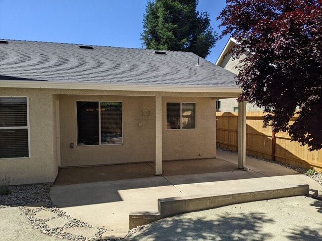 Building Photo - Wonderful home close to Clovis North and Copper River offering a large backyard, updated fixtures...