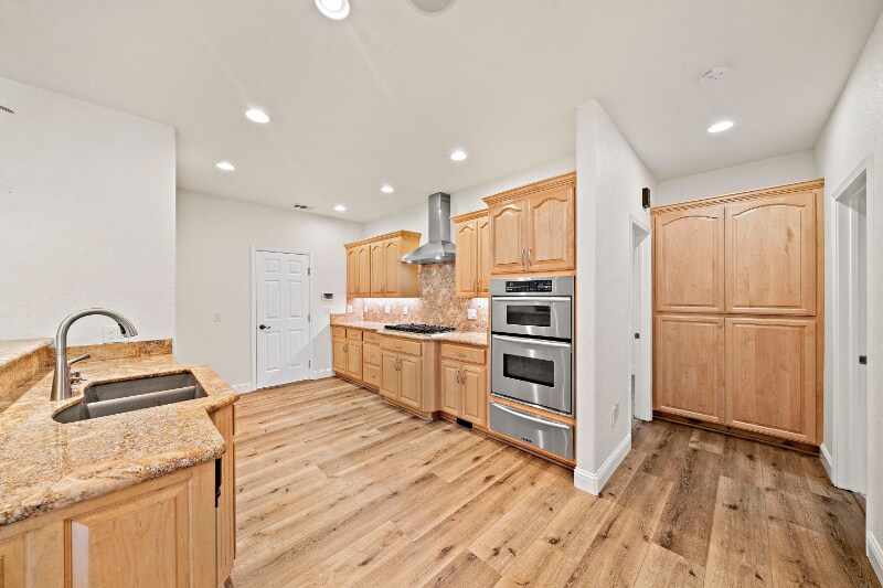 Building Photo - 8661 Elm Ave