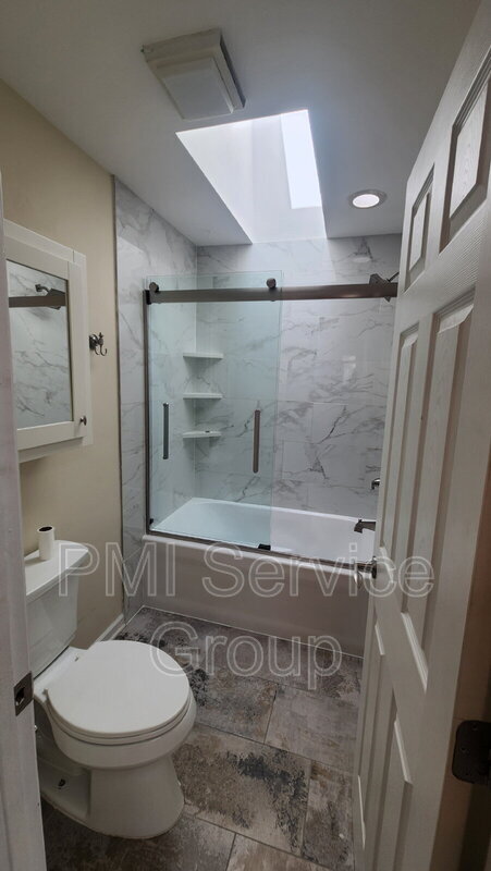Building Photo - 985 West Ct