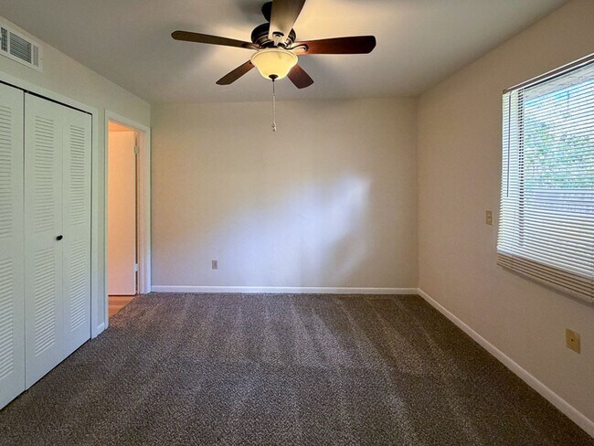 Building Photo - 2/2 Condo in Treehouse Village - Available NOW!