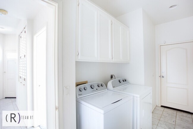 Building Photo - Fully Furnished 3be/3ba Home in Desirable ...