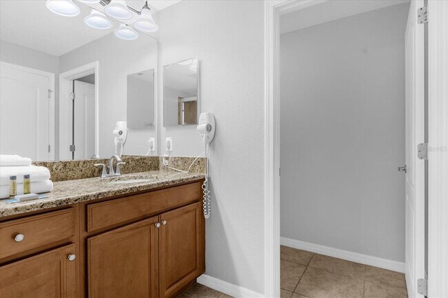 Building Photo - 2933 Banana Palm Dr