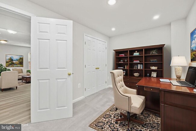 Building Photo - 306 Kings Crest Dr