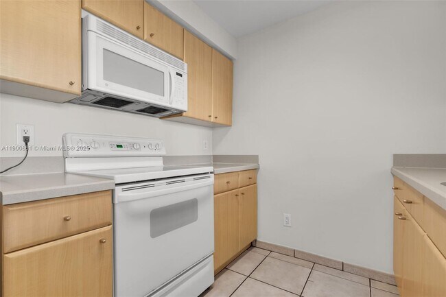 Building Photo - 2475 Brickell Ave