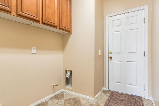 Building Photo - 3 Bedroom home in the beloved Joshua Tree area