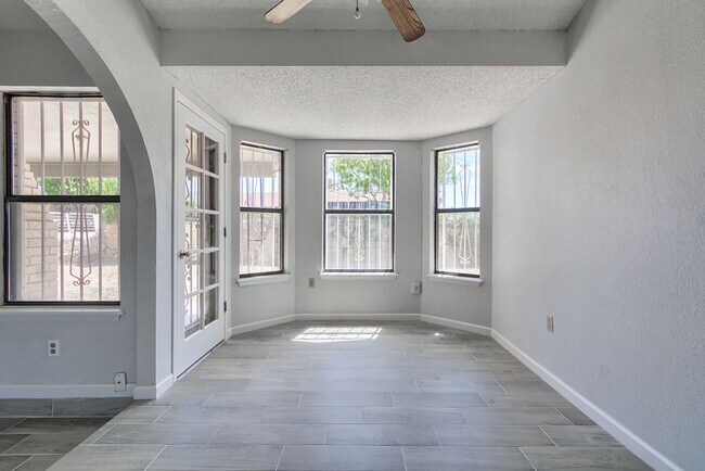 Building Photo - Spacious family home in a great neighborhood