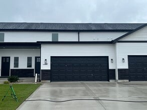 Building Photo - 1321 Sioux Turn