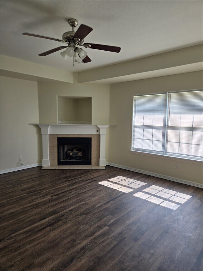Building Photo - 1703 N Valor
