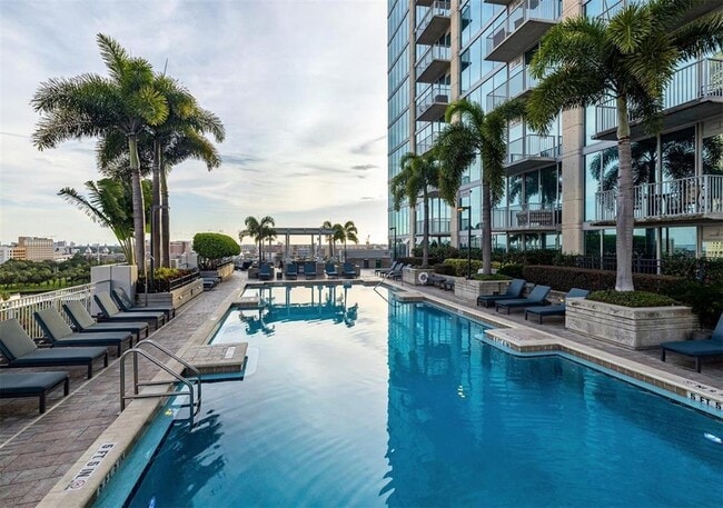 Building Photo - 777 N Ashley Dr