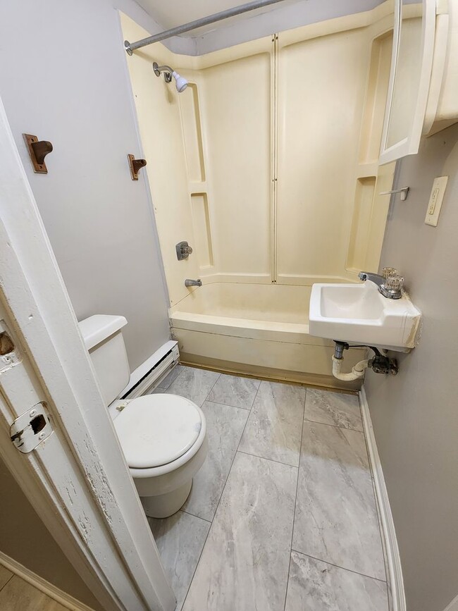 Building Photo - 909 W Adams St